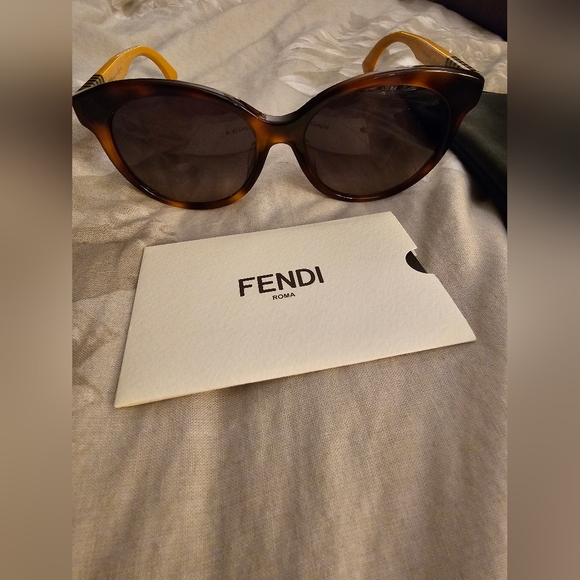 FENDI Women's Sunglasses. Pre-owned - Picture 3 of 12